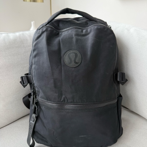 Lululemon New Crew Backpack 22L | Black 22L Lululemon Logo Backpack - Picture 9 of 14